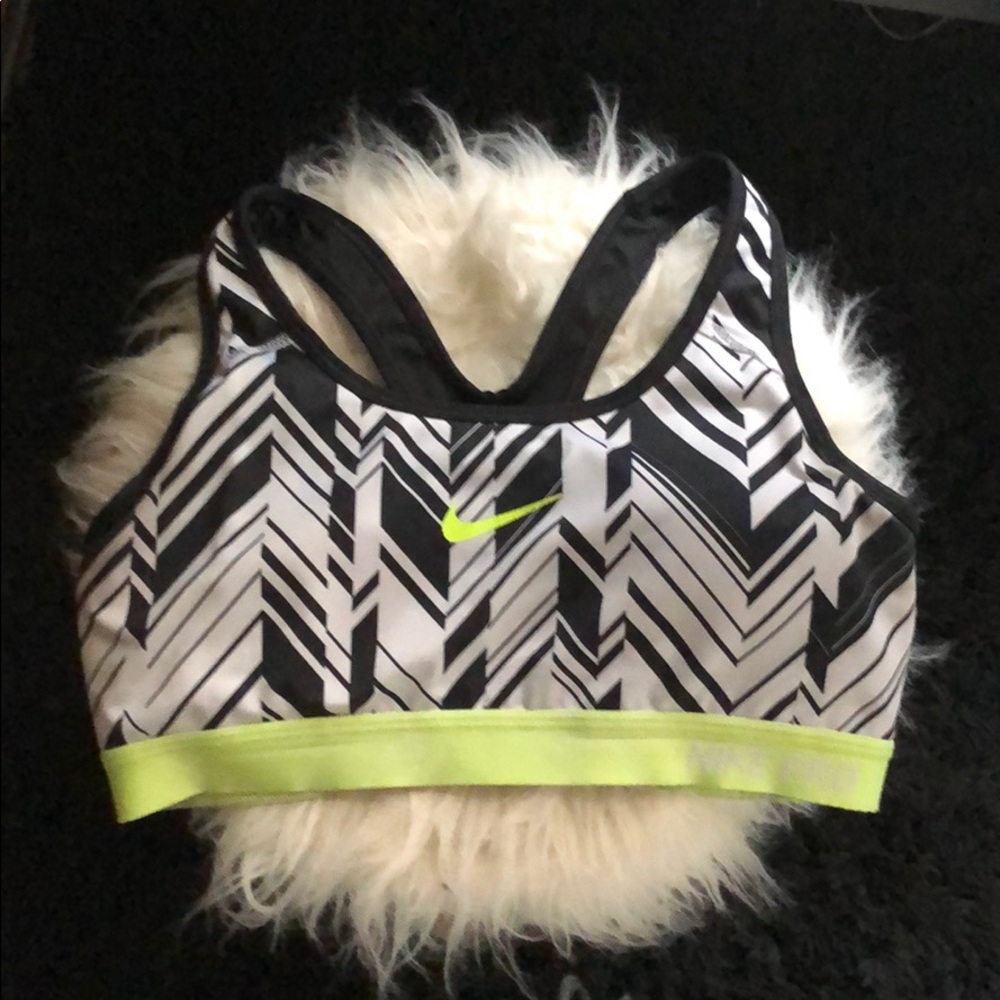 Nike sports bra!! 💛💚